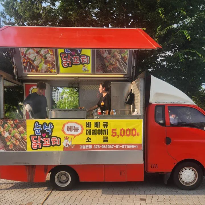 닭꼬치와 바베큐를 조리 중인 팀 푸드트럭