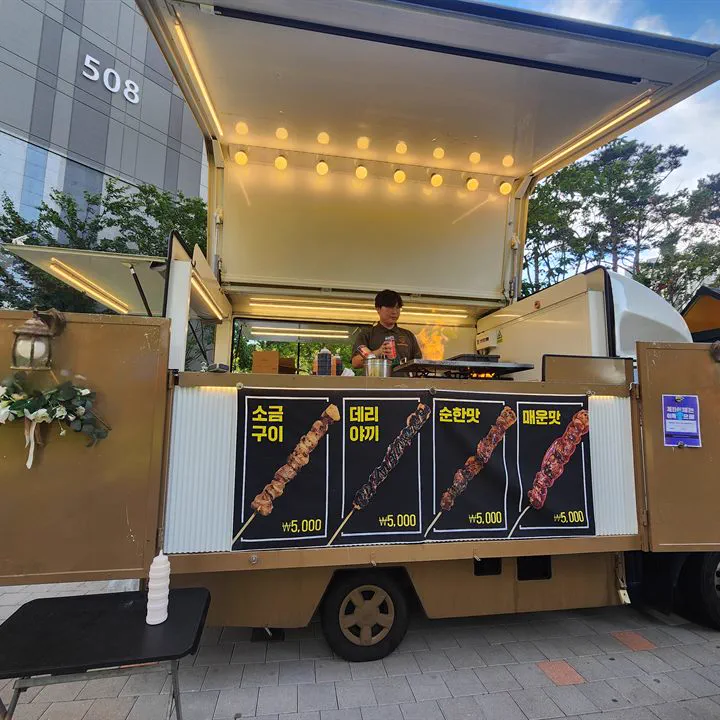 꼬치구이를 준비하는 조명 푸드트럭